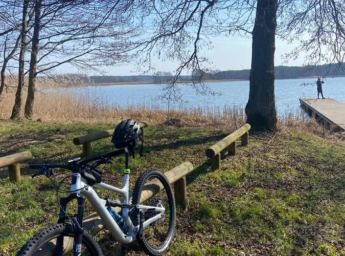 Nad Jeziorem Charzykowskim Emilia 公寓